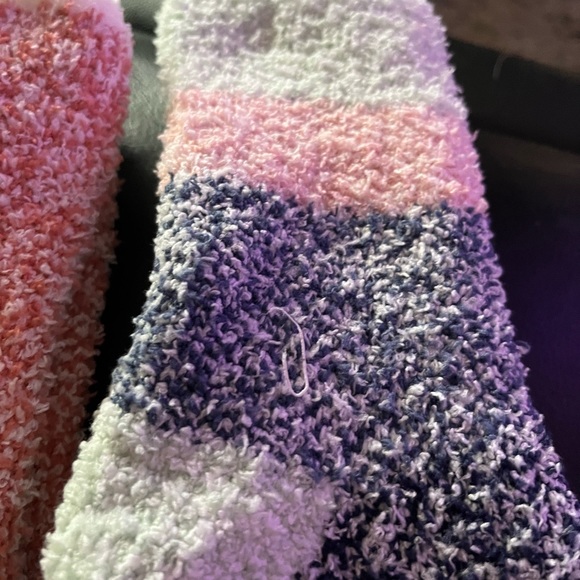 NWOT 2 pairs of fuzzy socks - Picture 3 of 3
